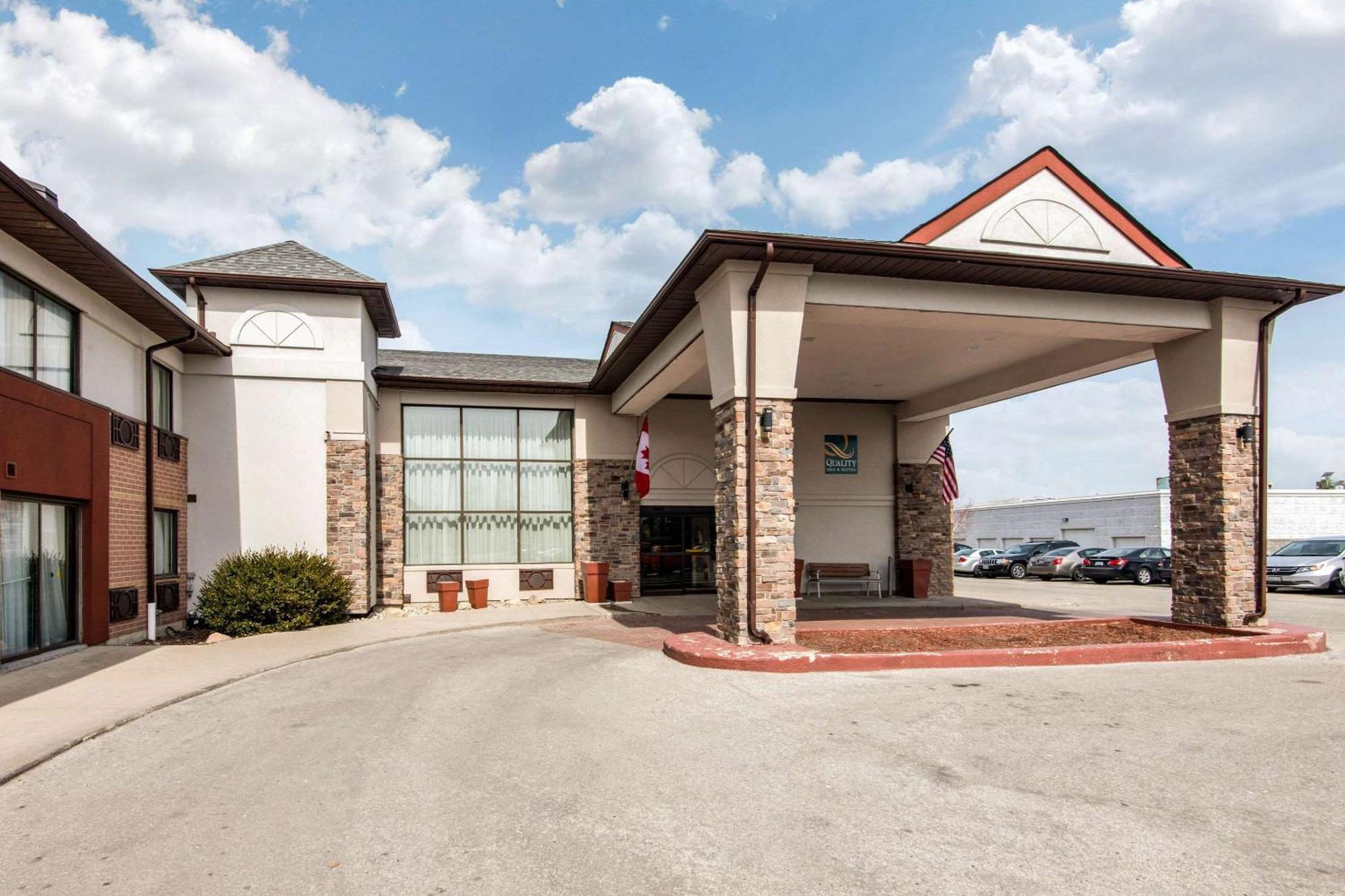 Quality Inn & Suites 5585 Ambler Drive Mississauga Ontario Exterior foto