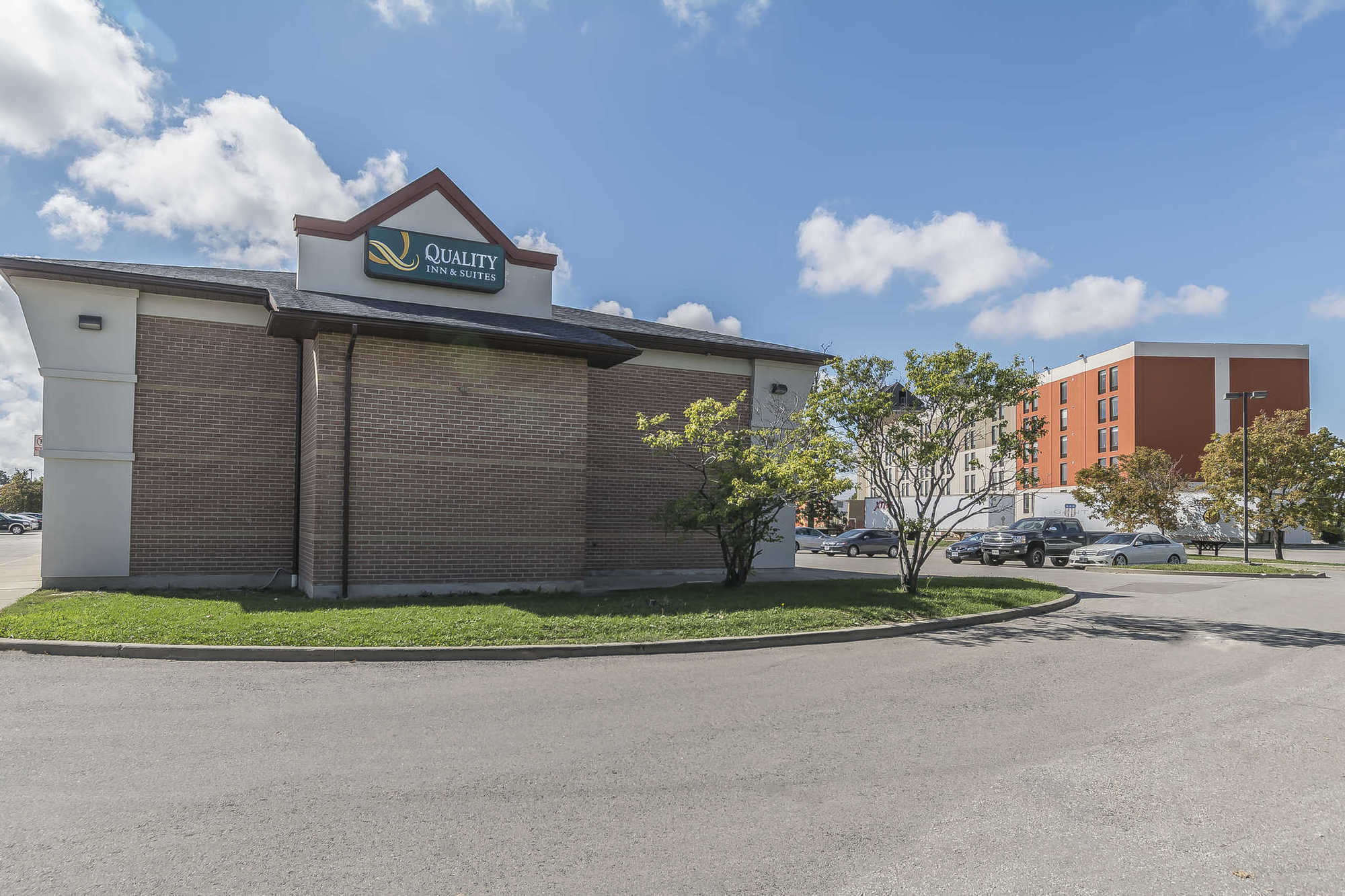 Quality Inn & Suites 5585 Ambler Drive Mississauga Ontario Exterior foto
