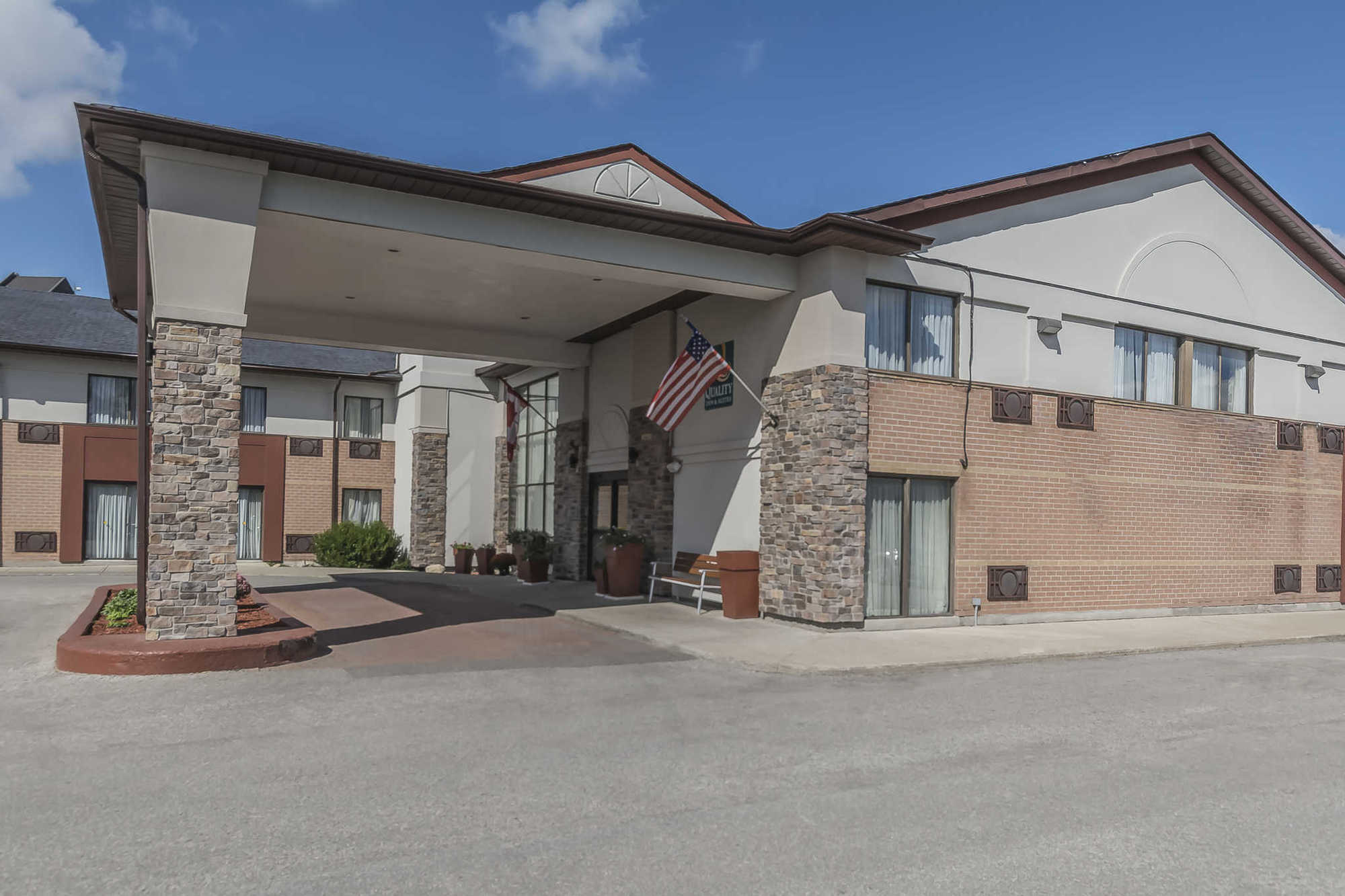 Quality Inn & Suites 5585 Ambler Drive Mississauga Ontario Exterior foto